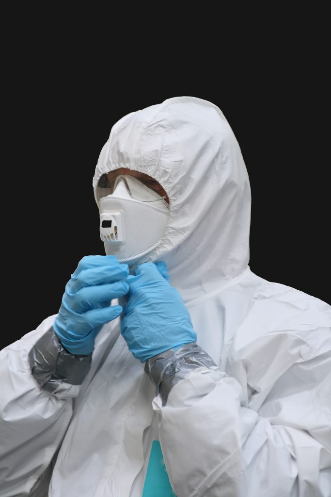 un homme en combinaison avant un nettoyage après décès