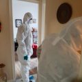 équipe en combinaison pour nettoyer après un décès