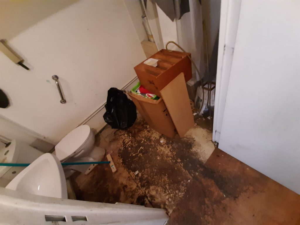 salle de bain très sale