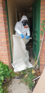 nettoyeur en combinaison lors d'un décès